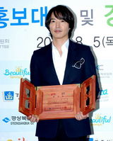 高清组图：金范任韩流宣传大使 委任式亮招牌笑容