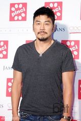 组图：朴宰范亮相时尚活动晒纹身 李相烨帅气