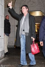 毒舌评委西蒙情人节喜当爹 温馨抱子父爱浓(图)