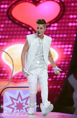 组图：比伯白衣献唱内衣秀 偷瞄超模小鹿乱撞