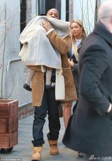 组图：碧昂斯一家白宫赴宴 JayZ吻女儿父爱满满