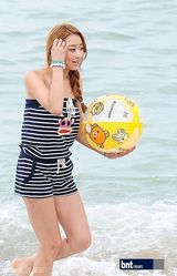 组图：韩团9Muses海边取景录节目清新装扮惹人爱