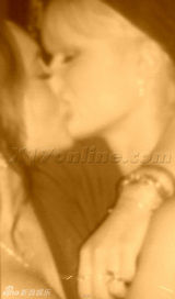 组图：罗韩豪乳半裸热吻希尔顿 吸毒享乐生活奢靡