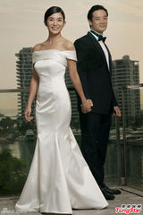 组图：杨采妮婚纱照曝光 鱼尾装长裙紧抱新郎
