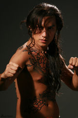 组图：新《水浒》燕青纹身照曝光  严宽半裸上阵