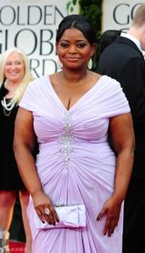 组图：奥克塔维亚-斯宾瑟浅紫色礼服亮相红毯