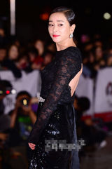 组图：赵敏秀黑色蕾丝长裙亮相 真空上阵露美背