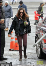 组图：暮光女休闲装上街手拿半个苹果 笑容满面