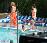 组图：哈里王子分手快乐 泳池潜伏偷看美女裙底