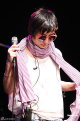 组图：何超仪推新EP携团开唱 感谢老板陈冠希支持