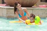 组图：幼齿妈咪比基尼秀巨乳 与女儿泳池嬉戏