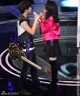 组图：快男6进5迎大考 萧亚轩驾到众师姐助阵