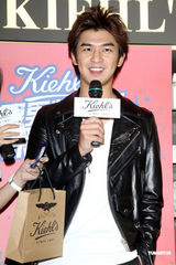 组图：陈柏霖受邀担任一日店长 大秀熟男魅力