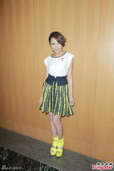 组图：官恩娜亮相派对自曝头撞吉他受伤