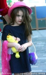 组图：小苏瑞亮相略施粉黛樱唇红 拿娃娃吓唬狗仔