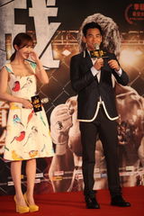 组图：《激战》首映 张家辉与李馨巧欢乐打闹