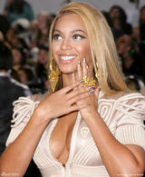 高清图：碧昂斯亮相格莱美金色大耳环张扬贵气