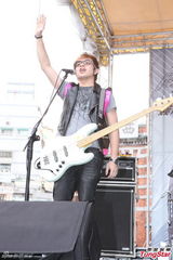 组图：MP魔幻力量签唱会 曝成员遭女粉丝抓下体