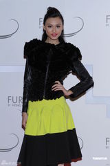 组图：周秀娜助阵香港毛皮时装展性感秀美胸