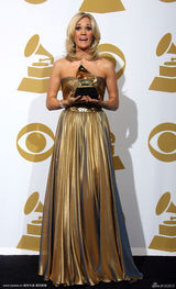 高清组图：格莱美后台 凯莉-安德伍德展示奖杯