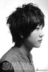 幻灯组图：李霄云搞怪表情九连拍 黑白映像灵动写真