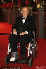 组图：群星亮相闭幕红毯秀 着装低调显黯淡