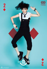 组图：刘忻化身搞怪扑克牌少女 大胆表达自我