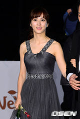 组图：陈久韩惠珍携手亮相青龙红毯