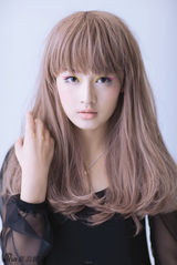 组图：李沁新写真晒青春 造型多变潮范儿十足