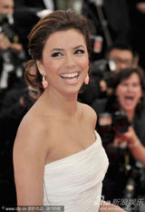 幻灯图集：女星大秀美背香肩性感泄春光