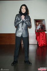 组图：黄小柔出嫁盼造人 穿低胸婚纱挽老公亮相