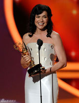 组图：艾美奖现场 朱莉安娜荣膺剧情类女主角奖