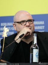 组图：《变向》记者会 雨果维文表情严肃