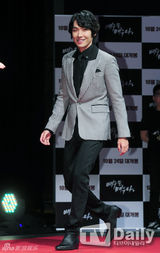 组图：MBLAQ李准宣传《演员》自认新人跪地行礼