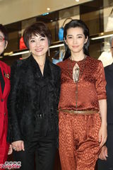 组图：李冰冰率性亮相品牌开幕会服饰抢镜