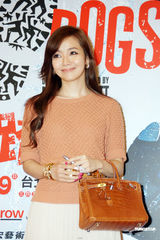 组图：侯佩岑称平时爱与老公看秀 称生活平实就快乐