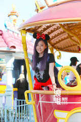 组图：张靓颖迪斯尼开启梦想计划 卖萌扮少女