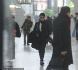 组图：撒贝宁独自现身机场 穿厚底鞋帅气拉风