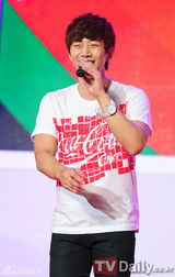 组图：2PM助威奥运 玉泽演手臂现伤痕