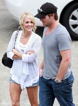 幻灯图集：凯莉-安德伍德新婚度蜜月 幸福洋溢