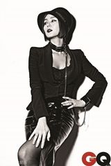 组图：韩国演员金成铃时尚写真 尽显中性魅力