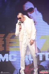 组图：热狗白西装亮相 性感辣妹性感贴身助阵