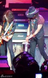 组图：德普与史密斯飞船同台 变身摇滚吉他手