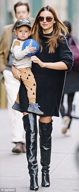 组图：超模辣妈米兰达抱儿子出游 小帅哥拿球萌笑