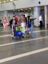 独家：王志飞送张定涵离京 机场拥吻依依不舍