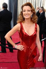 高清组图：奥斯卡红毯简-西摩红色闪片裙光彩照人
