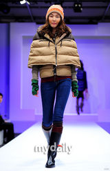 组图：韩女星崔茹珍韩惠珍服装秀 春夏秋冬全演绎