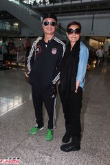 组图：郑中基携手太太回香港 笑纳“香港最低级”