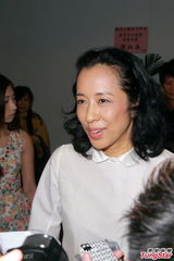 组图：朱玲玲助阵摄影展 不计划帮孙子摆满月酒