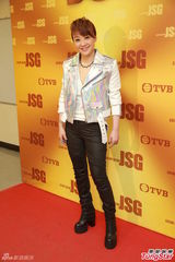 组图：陈慧娴泳儿潮装出席《劲歌金曲》录影